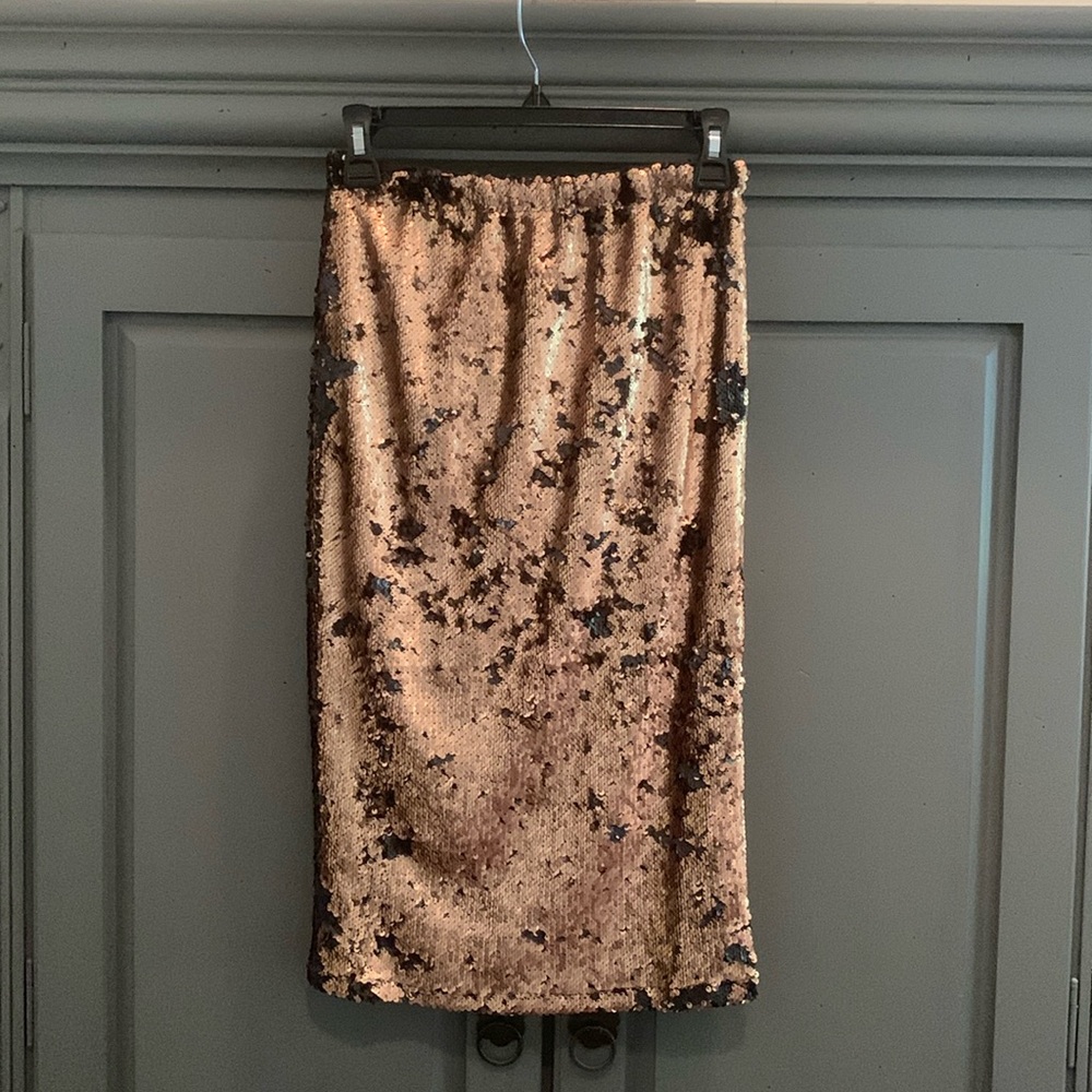 MIDI black and gold skirt.